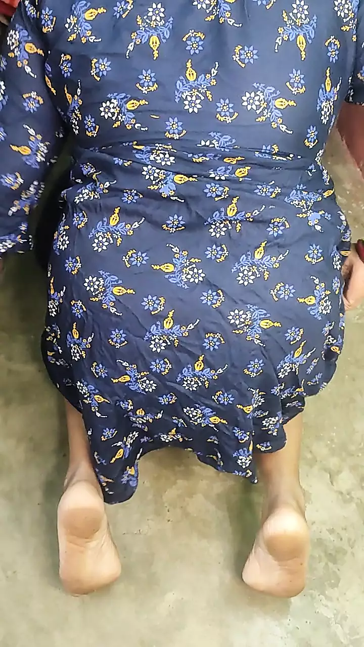 Indian sexy Housewife showing her asshole and cucumber fuck