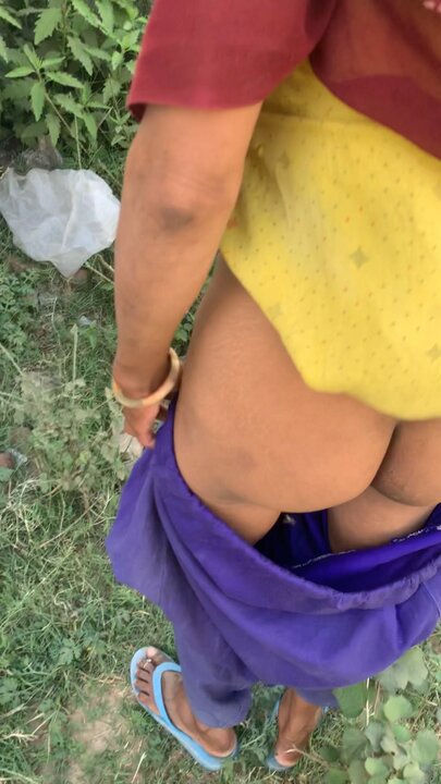 Desi girl sex in jungle( desi chut Chudai jungle mai bhabhi ko choda)