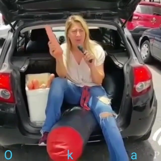 Loira gostosa vendendo pintos na rua