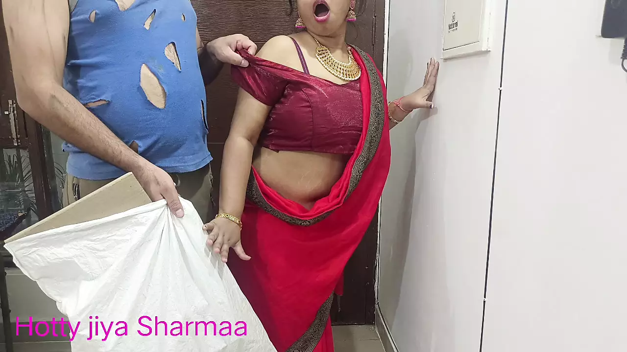 Bhikhari ne bhabhi ko jabardasti choda jb usne darwaza khola