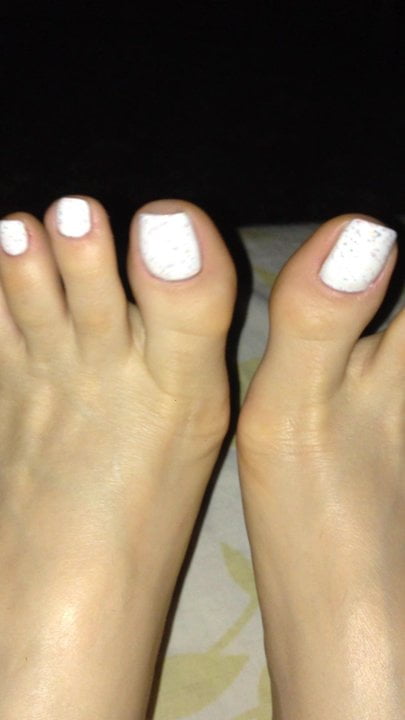 I love to pose and show my feet and toes