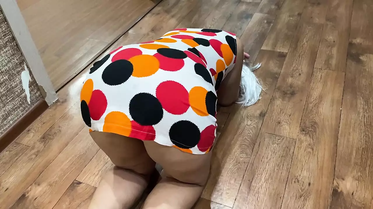 The penis is tightly included in the large and mature ass of the lady