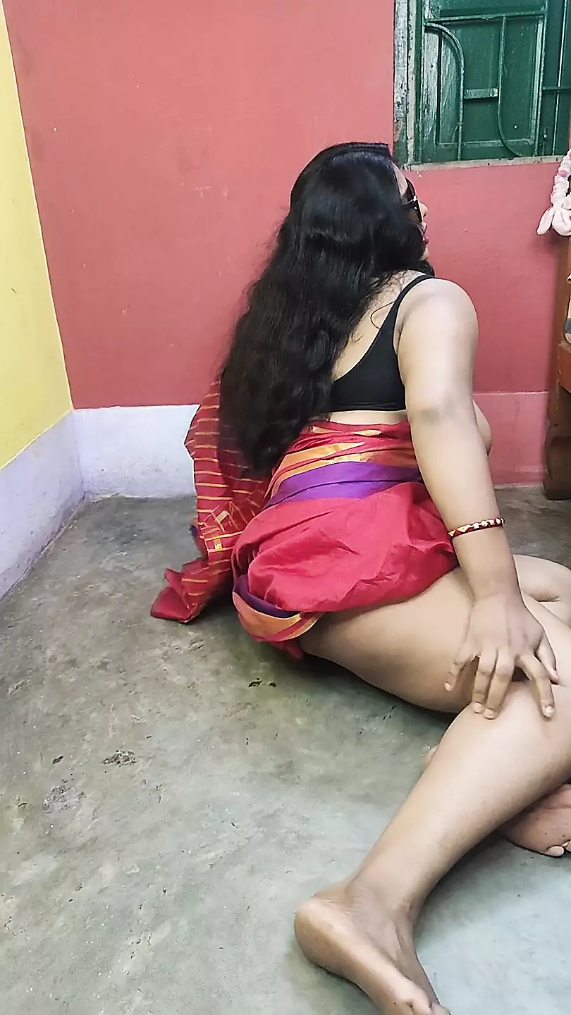 Horny Indian gorgeous stepmom showing her armpit and playing with her pussy closeup
