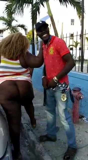 Pute baisee dans la rue
