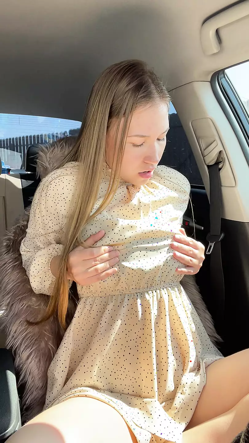 I saw a handsome guy and decided to seduce him out of the car. Masturbation