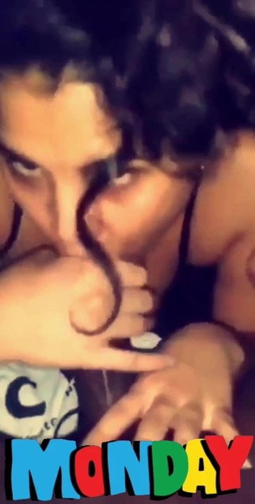 chupando mi polla despacio apretandola con la mano