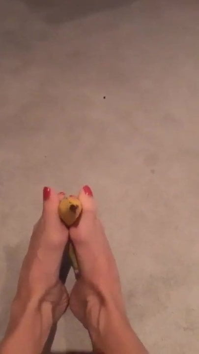 Convinced milf to stick a banana in between her toes for me