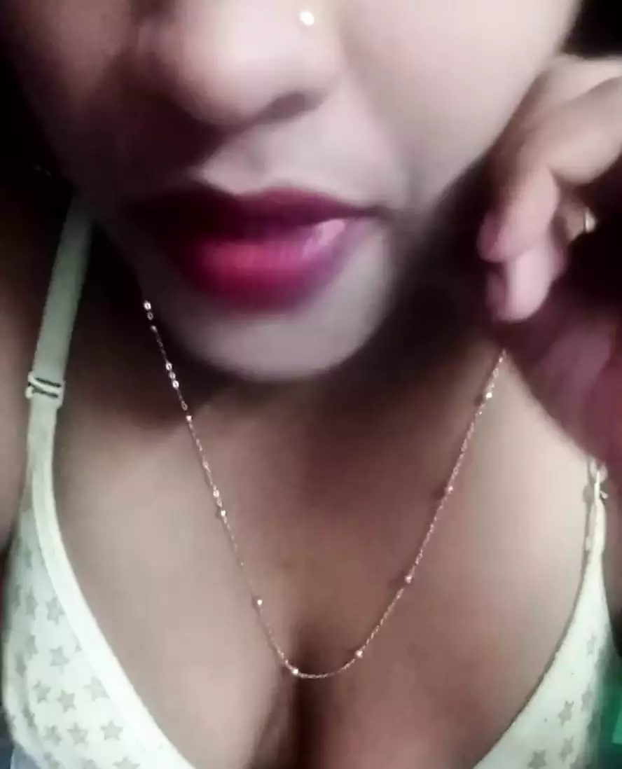 DESI BHABHI JI GHAR PER AKELE HAI PURE ROMNTIC MOOD ME AAO DEKO KSEY CHUDWATI HAI
