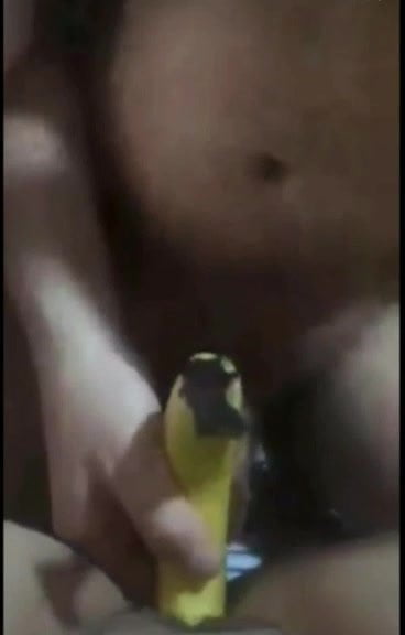 le mete una banana en la vagina