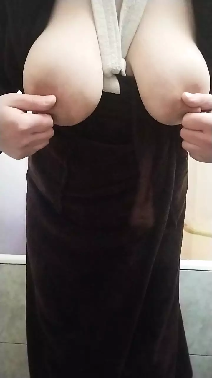 A fat bitch caresses her nipples with electric shocks.