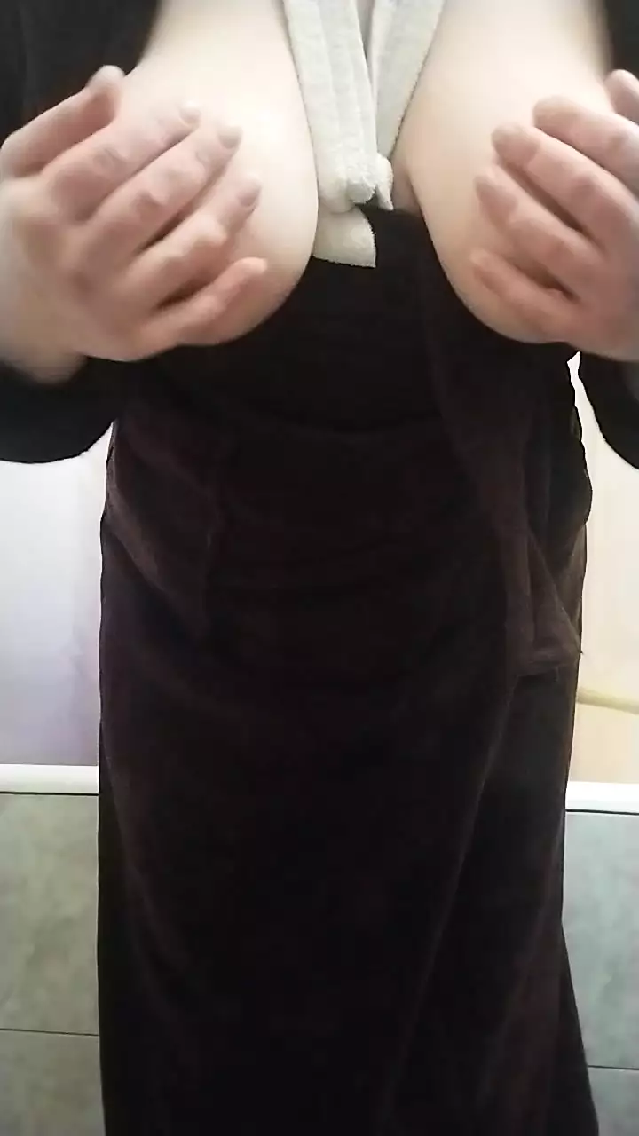 A fat bitch caresses her nipples with electric shocks.