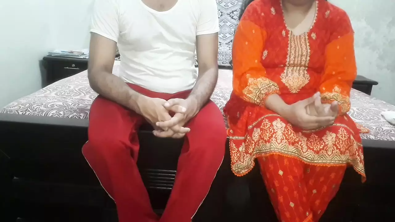 Queen bhabhi aj sad thi Q ka bhabhi ka husband bhabhi ko time nhi datay tha to Dever ne hot bhabhi ki help ke or bhabhi ko choda