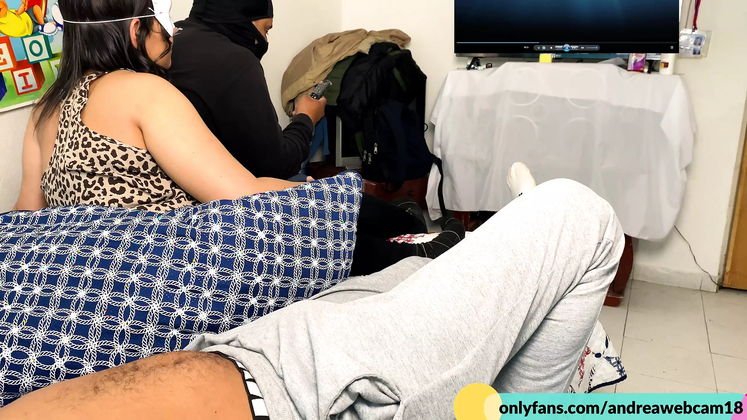 Unfaithful married touches my friend while we are all watching a movie on netflix, it can no longer be trusted! he cheated me