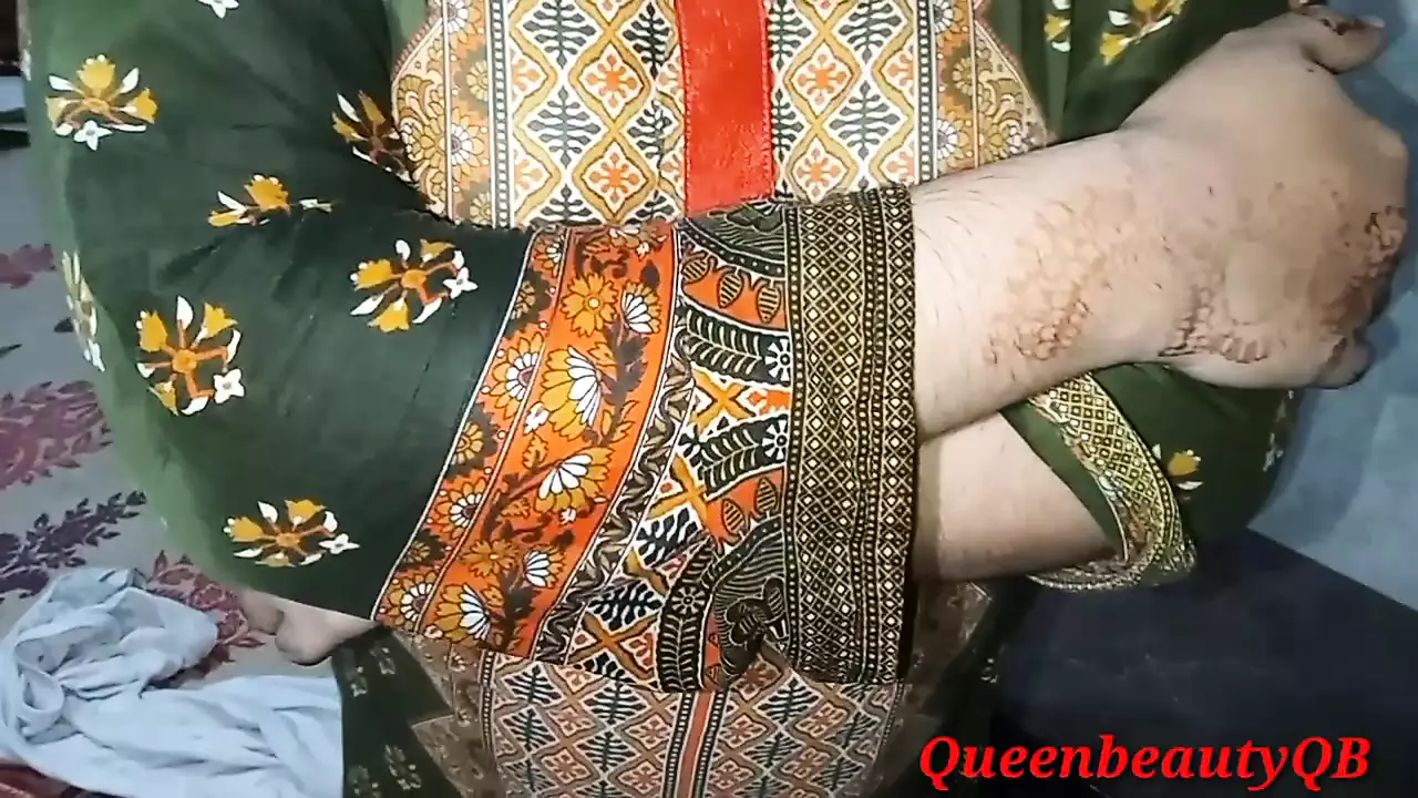 Desi bhabhi ko dusting karta huay tang kia or bhabhi ki gand stepmother finger dali or Tapa tap chudai kia video by QueenbeautyQB