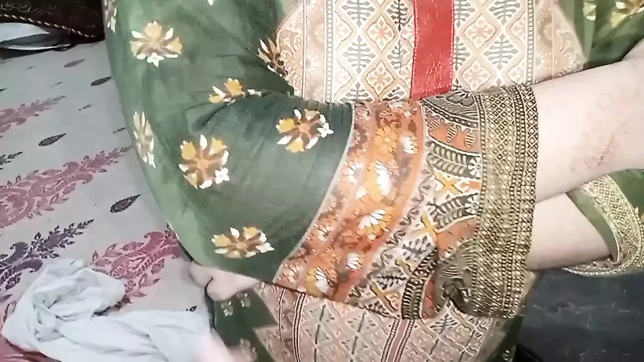 Desi bhabhi ko Dusting karta huay tang kia or bhabhi ki gand ma Finger Dali or Tap tap chudai kia video by RedQueenRQ