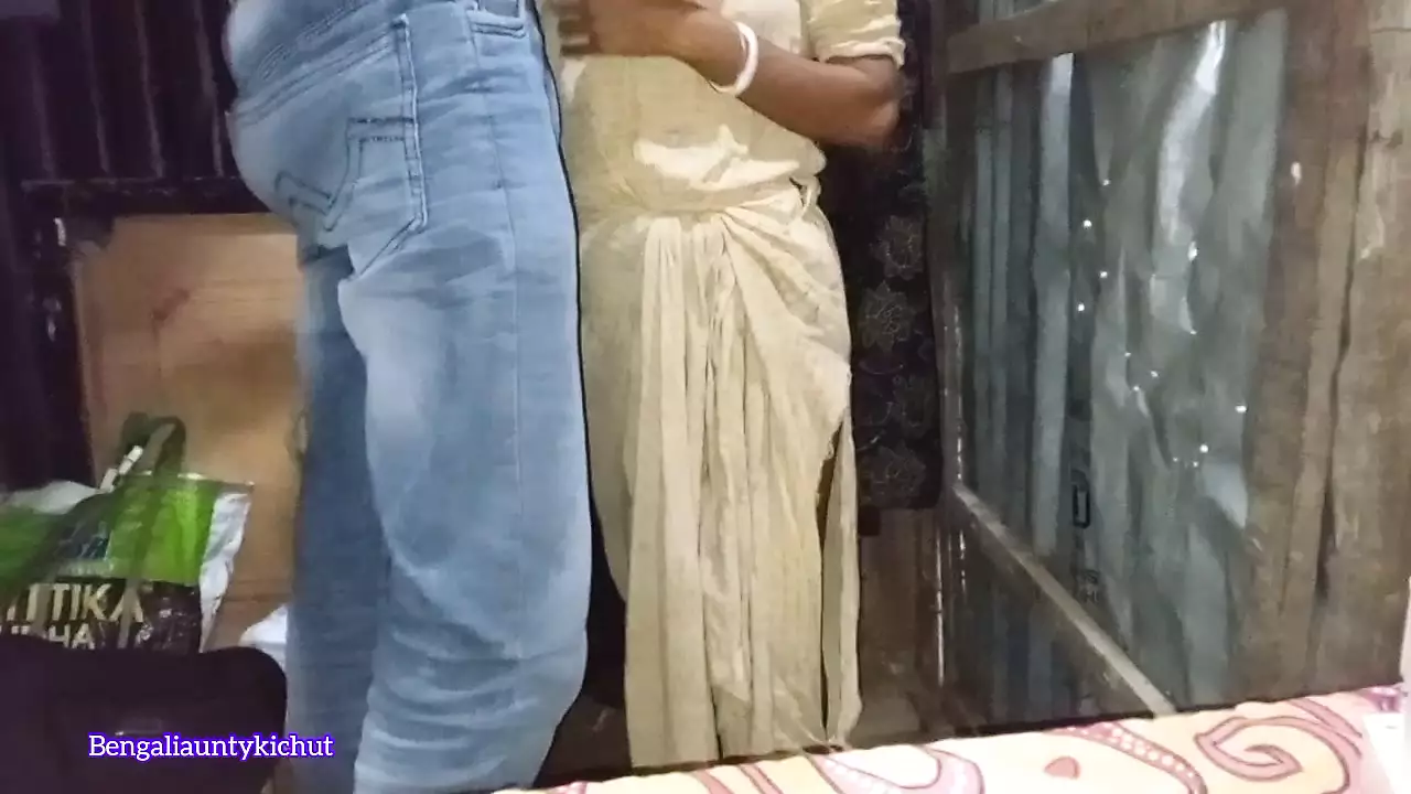 Aunty ko God mein uthakar chudai Kiya dopahar ko by bengaliauntykichut